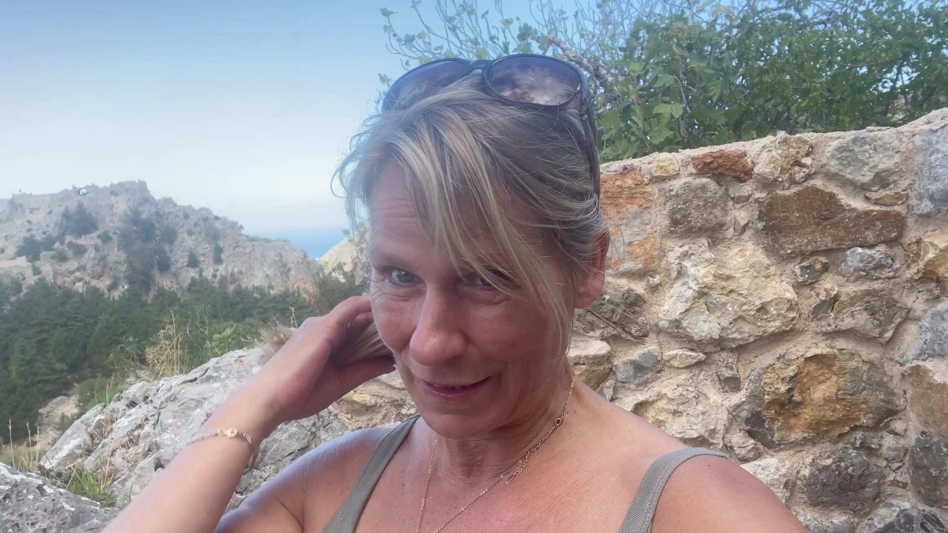 SweetSusi Porno Video: Outdoor Toilette Deluxe