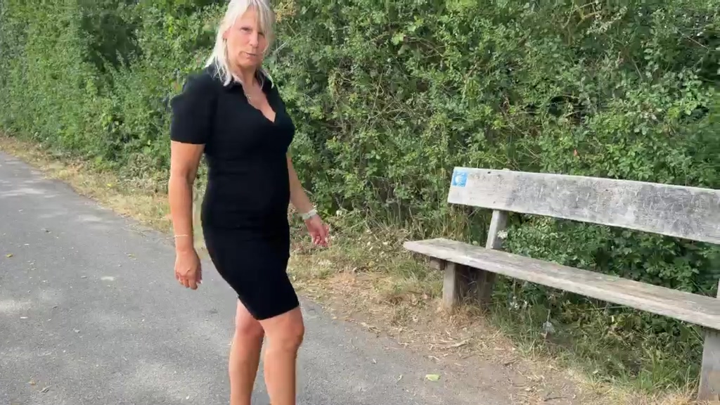 SweetSusi Porno Video: Outdoor von der Bank aus Gepisst