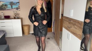 SweetSusi Porno Video: Sexy im Lederkleid