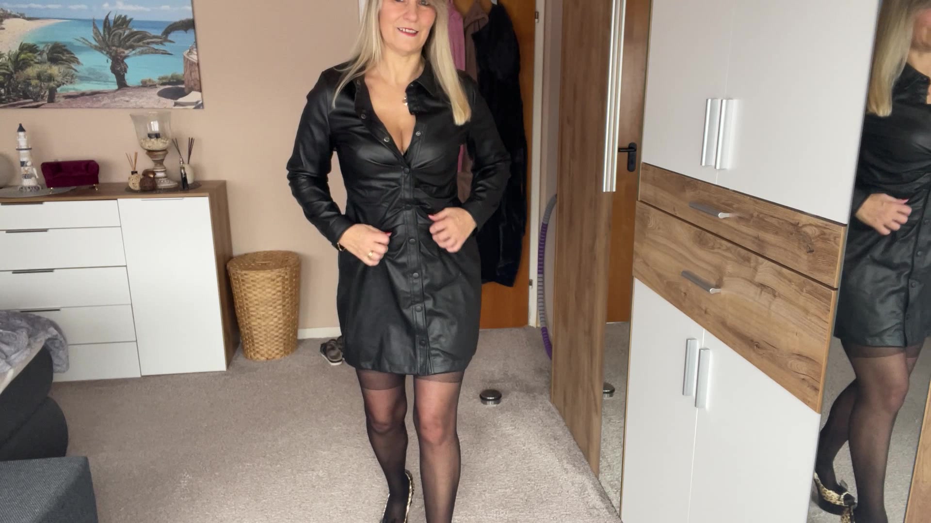 SweetSusi Porno Video: Sexy im Lederkleid