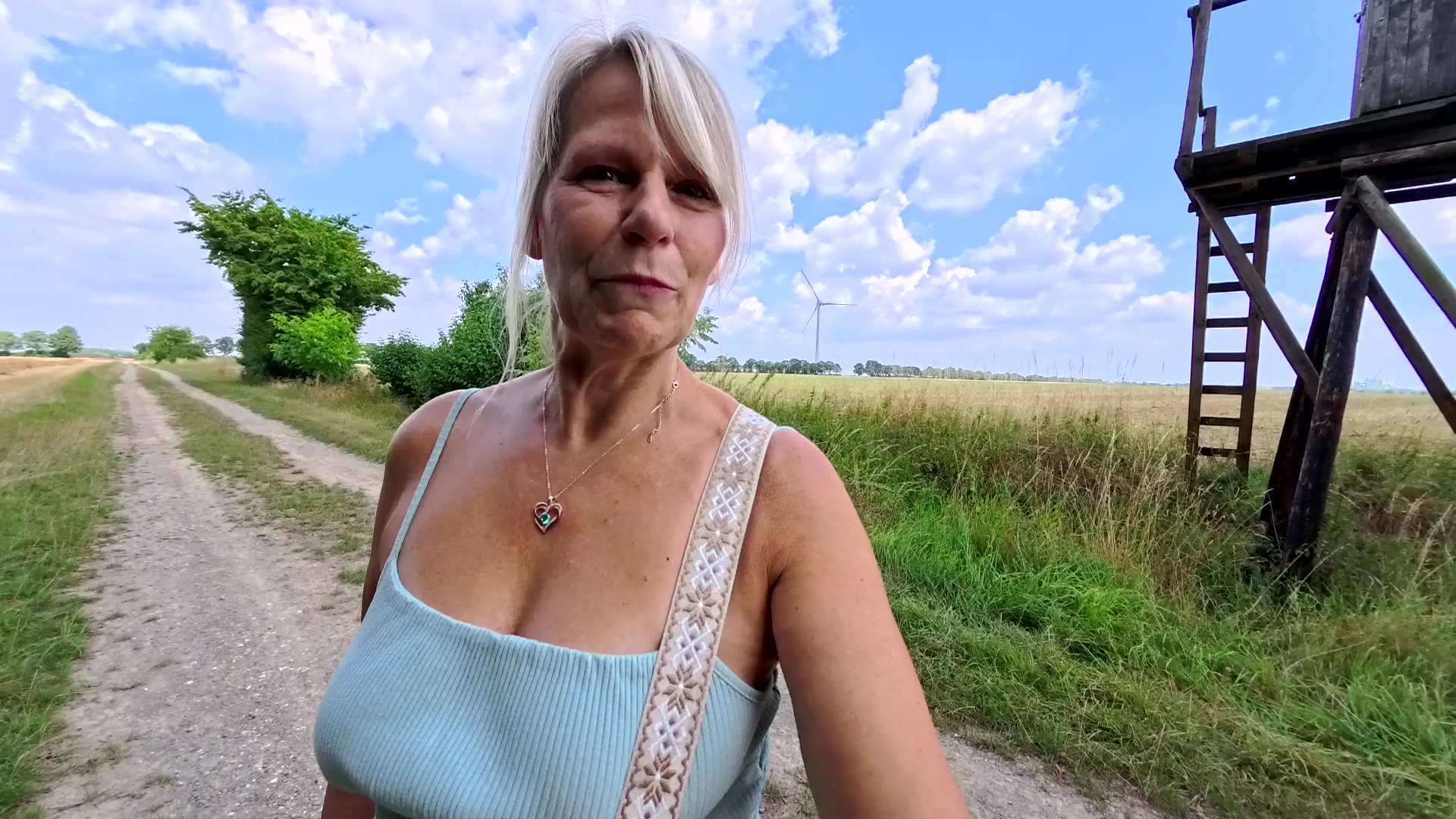 SweetSusi Porno Video: Spaziergänger vollgepisst