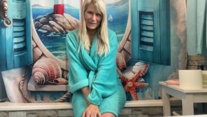 SweetSusi Porno Video: Vor dem Duschen