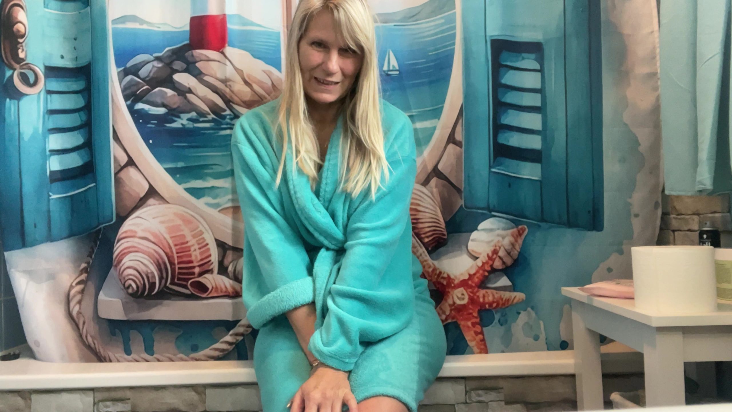 SweetSusi Porno Video: Vor dem Duschen