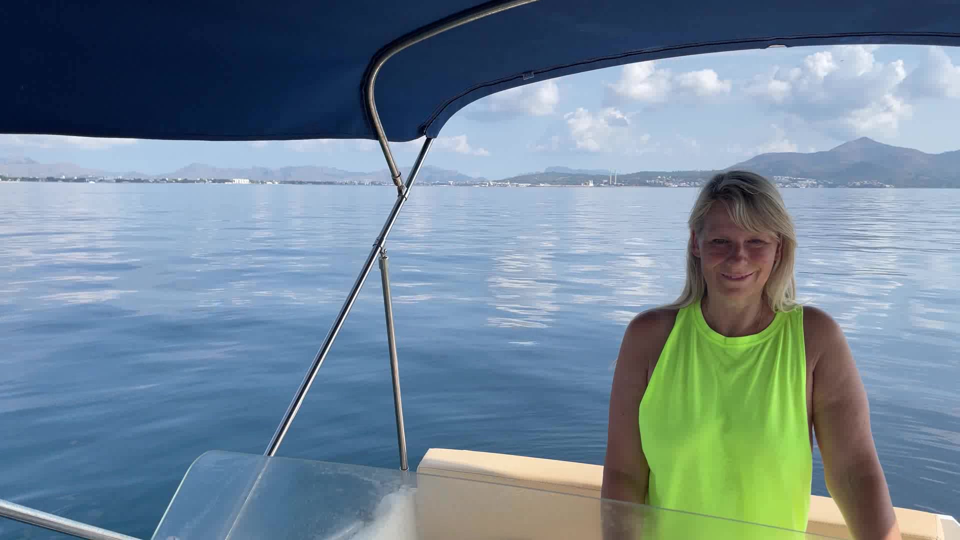 SweetSusi Porno Video: Wie Pisse ich am besten vom Boot aus