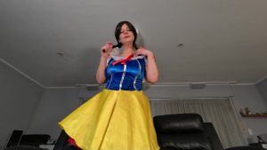 Sweetlonglips Porno Video: Schneeflittchen und die 7 Zwerge - Zwerg 2