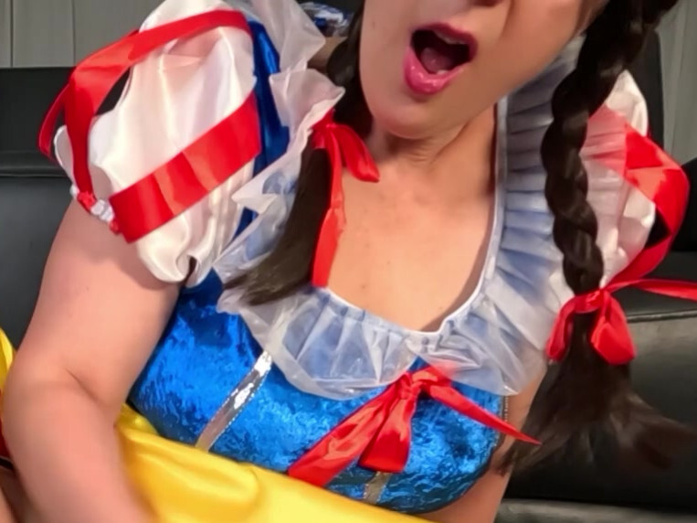 Sweetlonglips Porno Video: Schneeflittchen und die 7 Zwerge - Zwerg 3