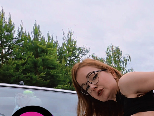 TinyEmily Porno Video: AO Parkplatzsex Spontan Zum Ficken