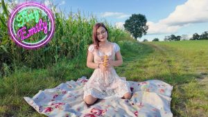 TinyEmily Porno Video: Dirndl Wiesen Snack!! Meine Fotze hat Hunger