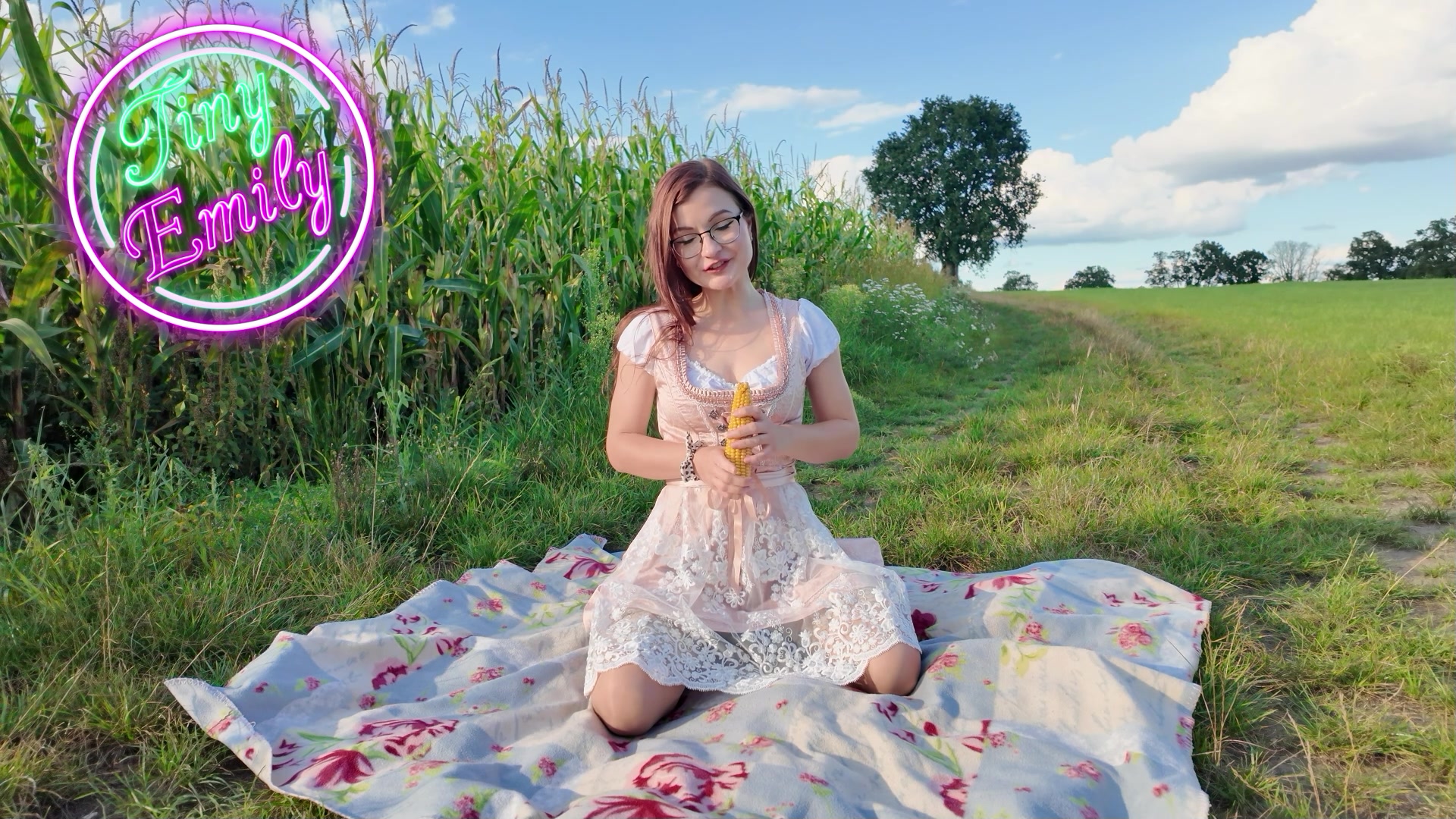 TinyEmily Porno Video: Dirndl Wiesen Snack!! Meine Fotze hat Hunger