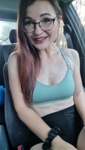 TinyEmily Porno Video: Horny im Auto