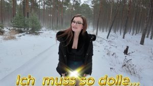 TinyEmily Porno Video: Pipi im Schnee! Ich Kann es nicht mehr halten!! Natursekt Trifft Natur