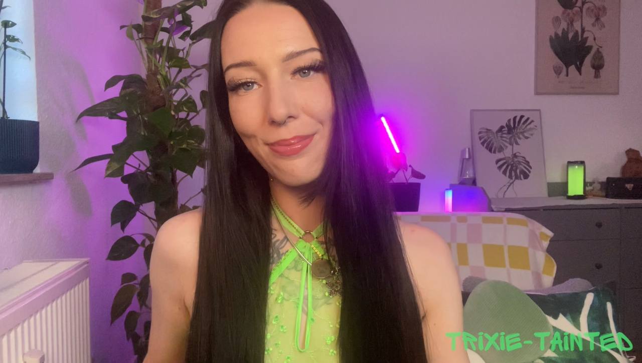 Trixie-Tainted Porno Video: Durchsichtige Dessous und sinnliche Dildo Wichsanleitung