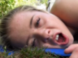 teenieminimaus Porno Video: Mit Pisse durchtränkt und Sperma ins Teenyloch gepumpt!